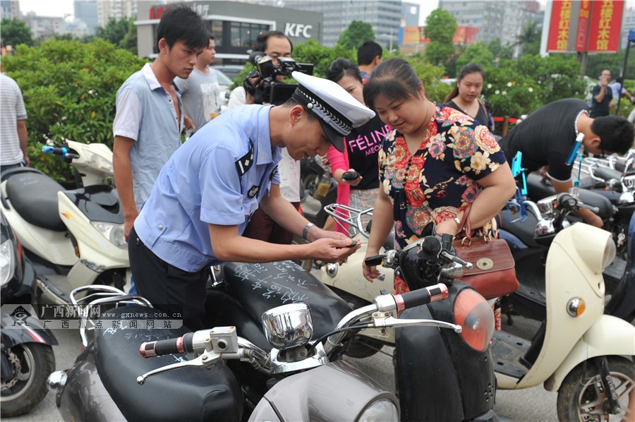 失主领回电动车.广西新闻网通讯员李南 摄