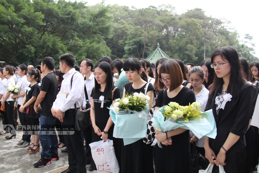 数千名社会各界群众到场悼念杨科璋.广西新闻网记者 谢冬梅 摄