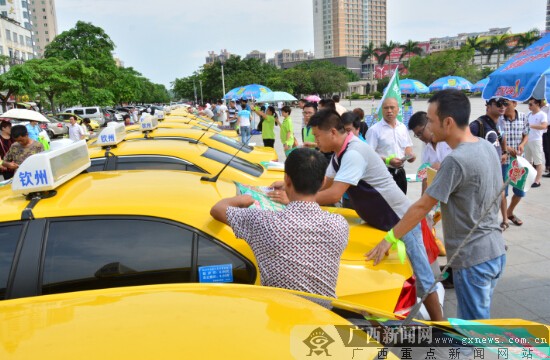 出租车贴上爱心送考车贴 广西新闻网记者徐世杰 摄