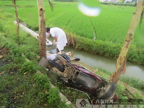 贺州:4天2起摩托车事故 车主未佩戴头盔致3人