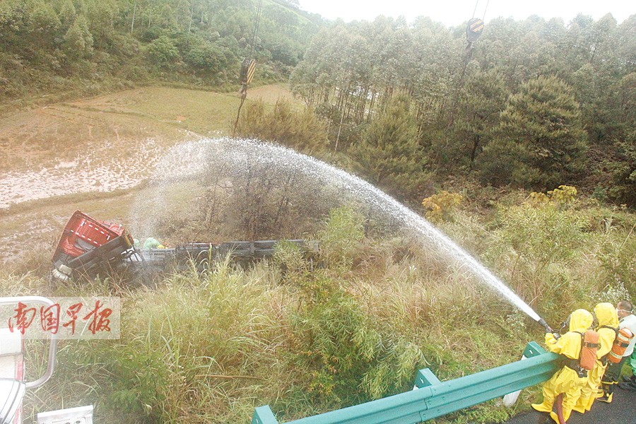 玉铁高速一罐车侧翻危化品泄漏 随车司机离奇