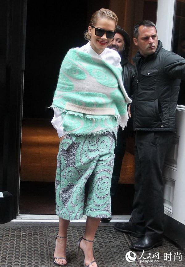 女明星1尺8的小蛮腰都是这样勒出来的!-广西新