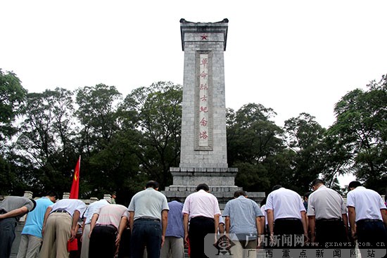 活动人员向革命烈士塔默哀.广西新闻网通讯员 唐卓摄