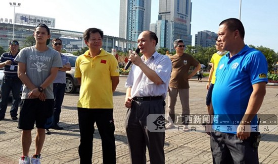 贵港市政府副秘书长蓝胜为车手们加油.广西新闻网记者 梁梁摄