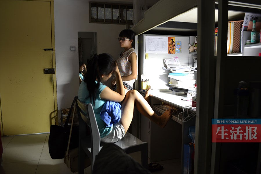 《女大学生宿舍》这组照片曾获金奖 照片中的主角们今年毕业了 毕业季,她们伤别离 【开栏语】 青春是人生最精彩的华章,大学凝聚了最美好的时光。 时光匆匆而去,大学留给他们的,是专业知识的积累储备,是朝夕相处的同窗情谊,是纯洁浪漫的校园爱情…… 毕业,是结束,更是开始。 就业,是他们从校园迈入社会的第一道坎。 今年夏季,全国将有749万名大学毕业生从校园进入社会,比去年增加22万人,为历年来最多,广西高校的毕业生也达到19.