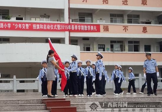 少年开车喊话交警图片_WWW.66152.COM