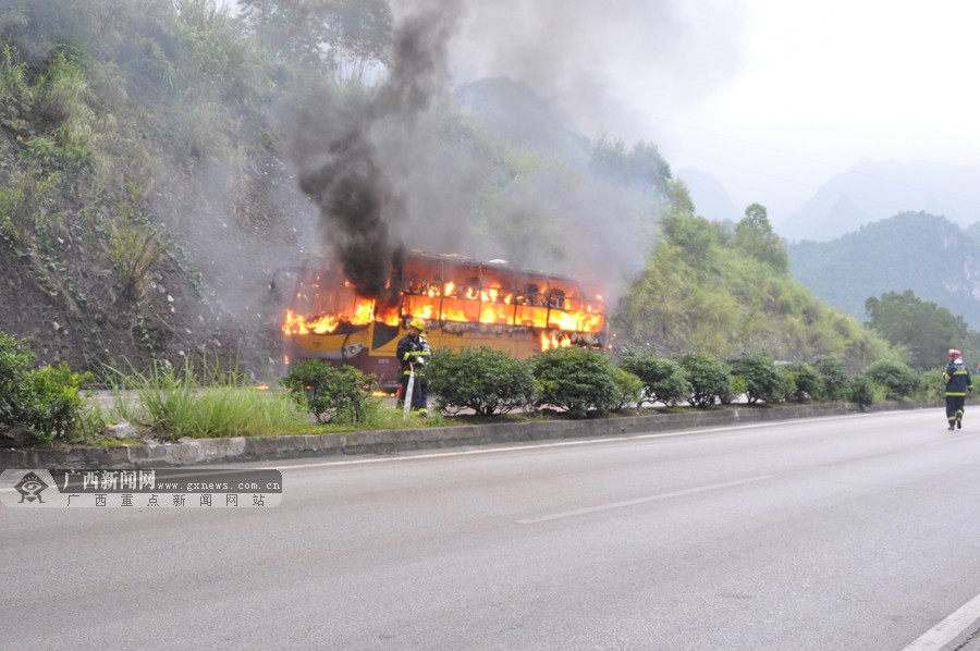 河池:大巴车被烈焰吞噬 疏散及时15人脱险-广西新闻图集