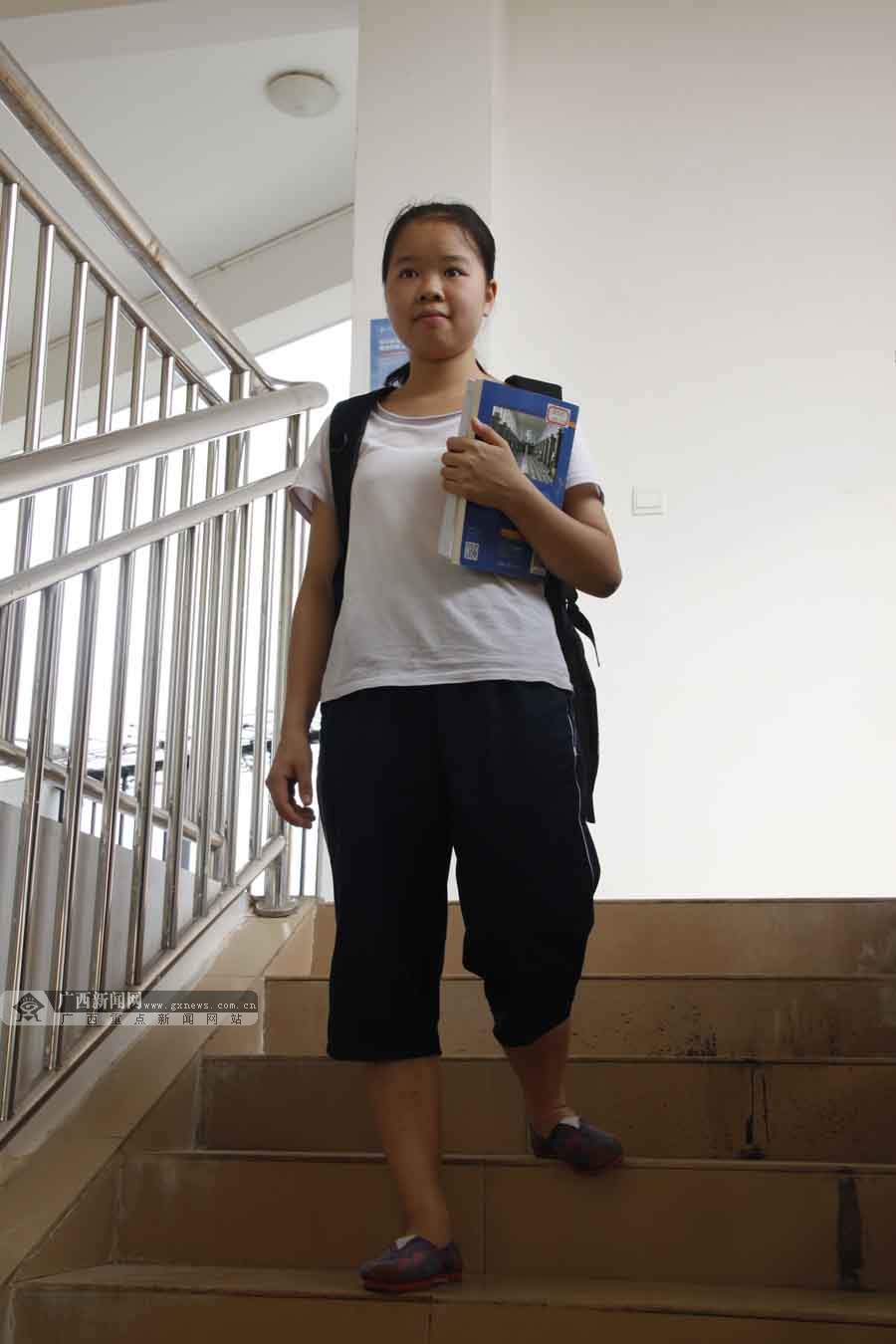 脸谱:"带父上学"的"最美孝心女孩"_广西新闻网精彩