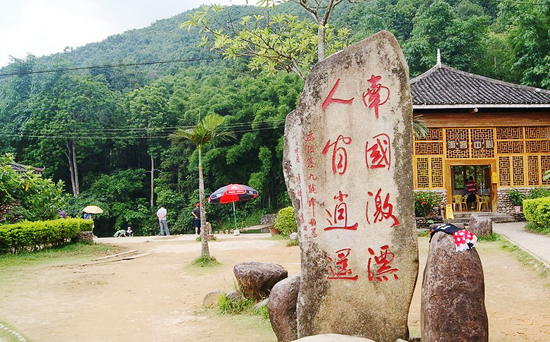 九龙潭漂流   位于防城港市九龙潭漂流与野人谷漂流同属于防城港市