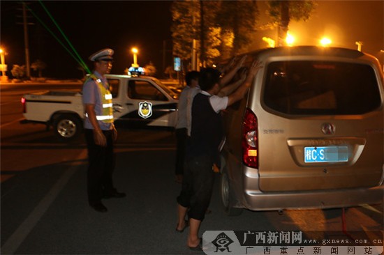 交警夜查违章 司机饮酒驾车冲卡无处逃