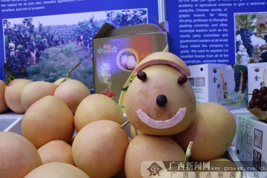 其中一个柚子打扮出很萌的造型吸引许多观众拍照