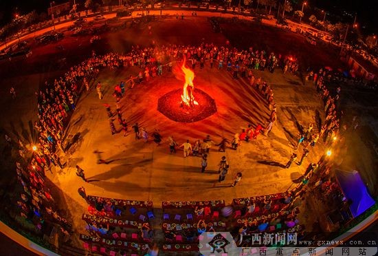 与文化名家互动的篝火晚会 广西新闻网通讯员 黎创英 摄