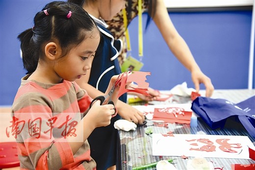 博物馆里亲手描绘最美中国红