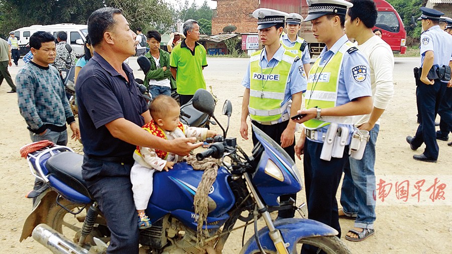 南宁:爷爷无证驾驶无牌车 一岁孙儿趴在摩托上