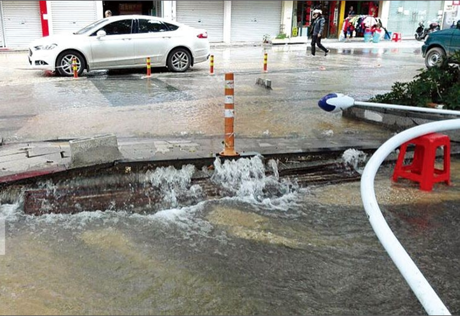 钦州南珠西大街一根城市供水管道爆裂 路面成