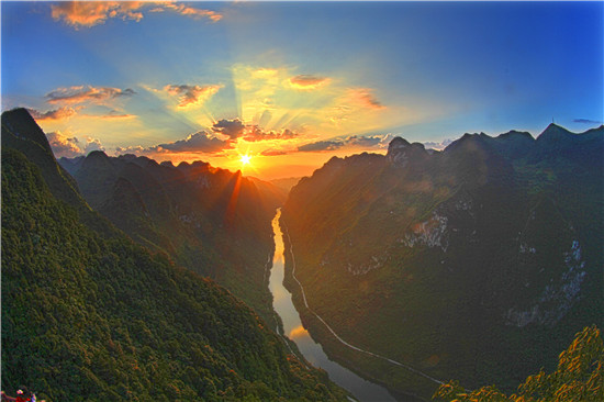 记者从河池市天峨县旅游局获悉,为了给到当地旅游度假的游客一个难忘