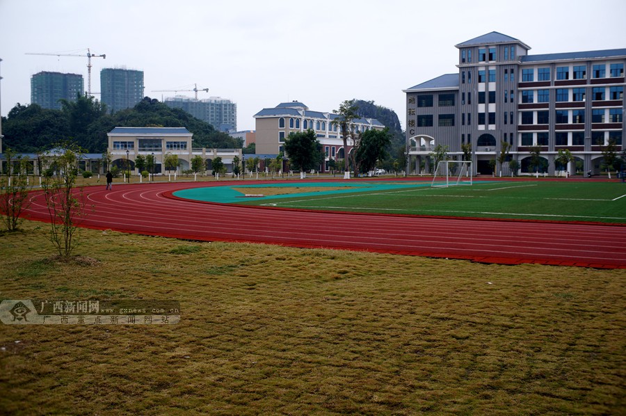 北京师范大学附属学校平果校区的运动场.广西新闻网记者 邓昶摄