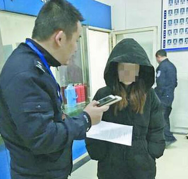  女子澡堂偷拍 裸体 视频 为丈夫?奇葩情侣干的雷