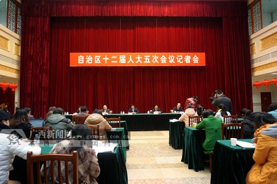 自治区人大法工委、法制委等负责人答记者问(图)