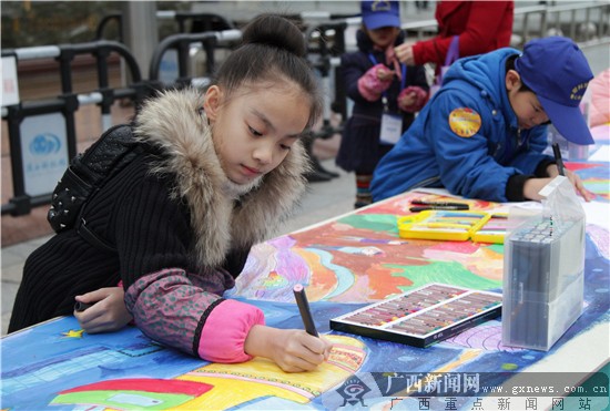 来自滨湖路小学的赵悦丞小朋正在专心地给火箭飞行器涂色彩.