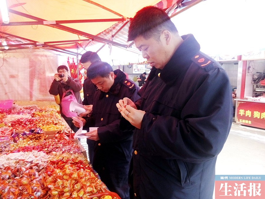 散装糖果摊点进货凭证不全 买年货要防"三无"产品