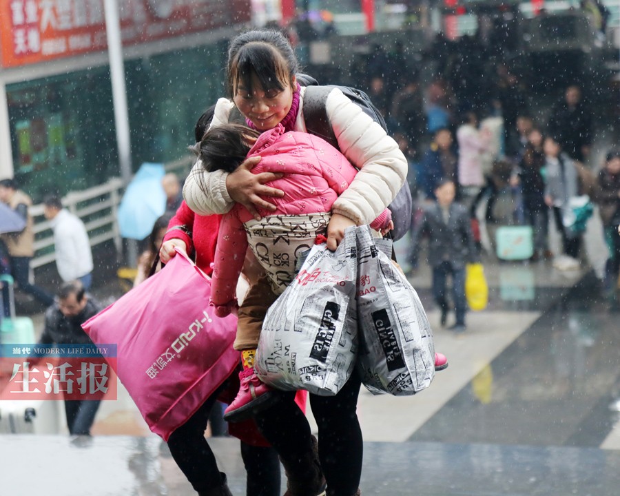[高清]回家:一路艰辛 一路温暖_广西新闻网精彩图集新闻
