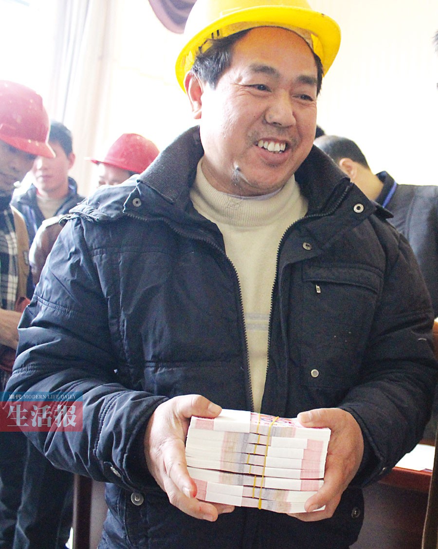 2月3日焦点图:房地产商现场给农民工发1000万现金(3/27)