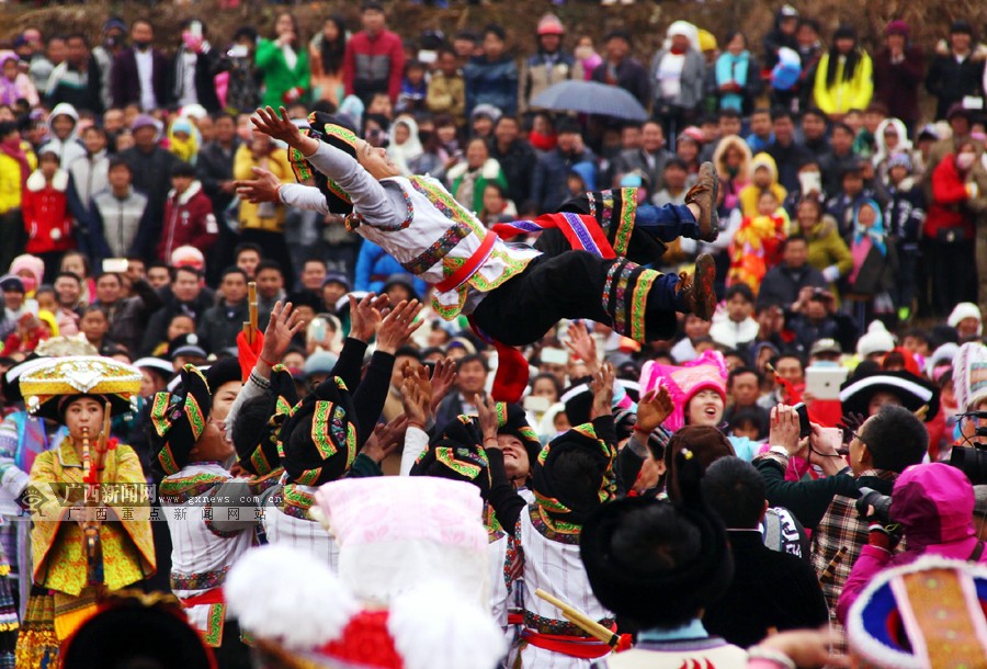 高清2016中国苗族跳坡节在隆林举行1111