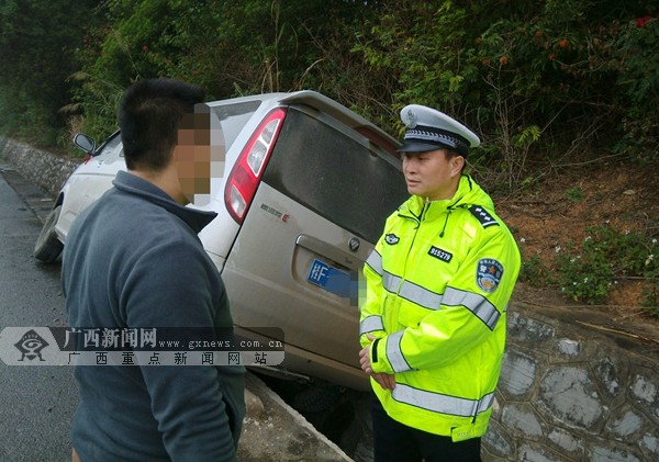 无证司机疲劳驾驶致面包车侧翻 事发南友高速