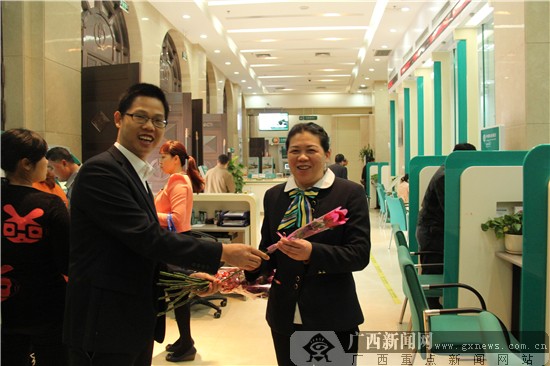 农行八桂支行开展三八妇女节送花活动