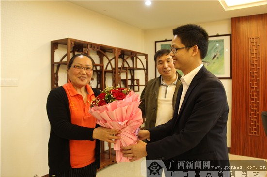 农行八桂支行开展三八妇女节送花活动