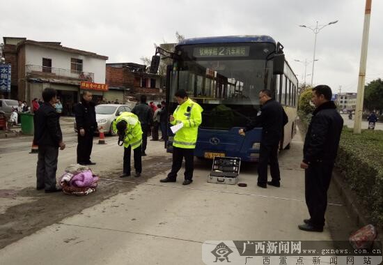 钦州一女子横穿马路被撞身亡|手机广西网