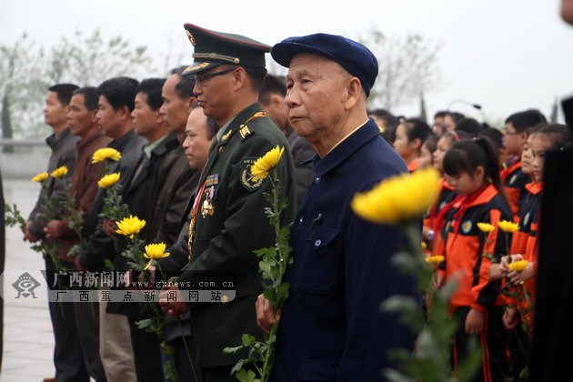 各界代表们在革命烈士纪念碑前列队缅怀先烈.广西新闻网记者 陶媛摄