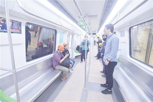 技术人员在调度指挥地铁试运行.本报记者 赖有光 摄
