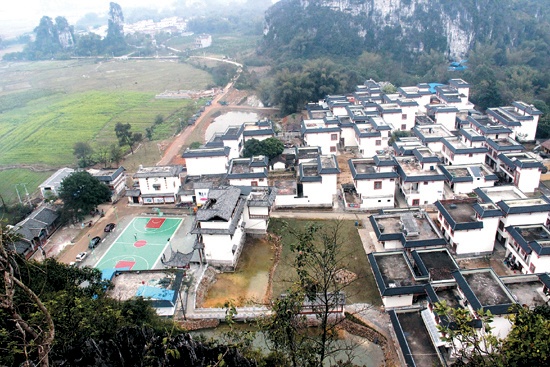 下金民居新貌。 下金庄位于澄泰乡东北部,距离县城约15公里,地处清水河畔,风景优美,是我县闻名的霞客文化旅游胜地。2015年4月,下金庄被确定为2015年市级生态综合示范村建设点。县委、县政府紧紧围绕“生态立县、旅游旺县”的发展定位和创建自治区旅游特色名县的发展战略,把下金庄生态综合示范村建设和“霞客桃源”壮乡旅游度假区建设结合起来共同打造,发展乡村旅游产业。下金庄生态综合示范村建设被纳入全县重点推进重大项目来统筹推进,去年5月份该工程项目开工建设。 近日