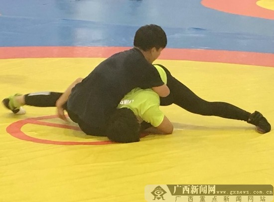 广西女子摔跤队开展公开训练课