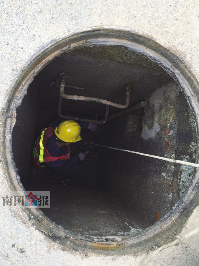 工人在井中清理建筑垃圾。 3 生活垃圾: 三人合力扯出被单 不仅餐馆经营者们利用下水管道排污,有的市民也把下水道当成了“垃圾桶”。 中山西路上,记者看见一位男士,顺手将烟头丢往下水道。因烟头还没有熄灭,一股轻烟透过滤网往上蹿。“不会污染路面,烟头也会很快吸水熄灭。”这名男士甚至认为,把烟头扔进下水道是爱护环境的表现。市政工作人员称,将烟头丢进下水道,积累多了也会造成管道堵塞。此外,一些管道中有干枯的树叶、纸屑、油渍,遇到燃烧的烟头,还可能造成下水道起火,甚
