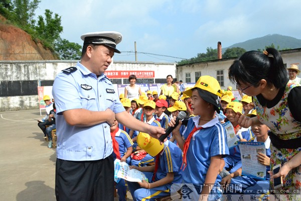灵山交警进学校开展普法宣传教育活动