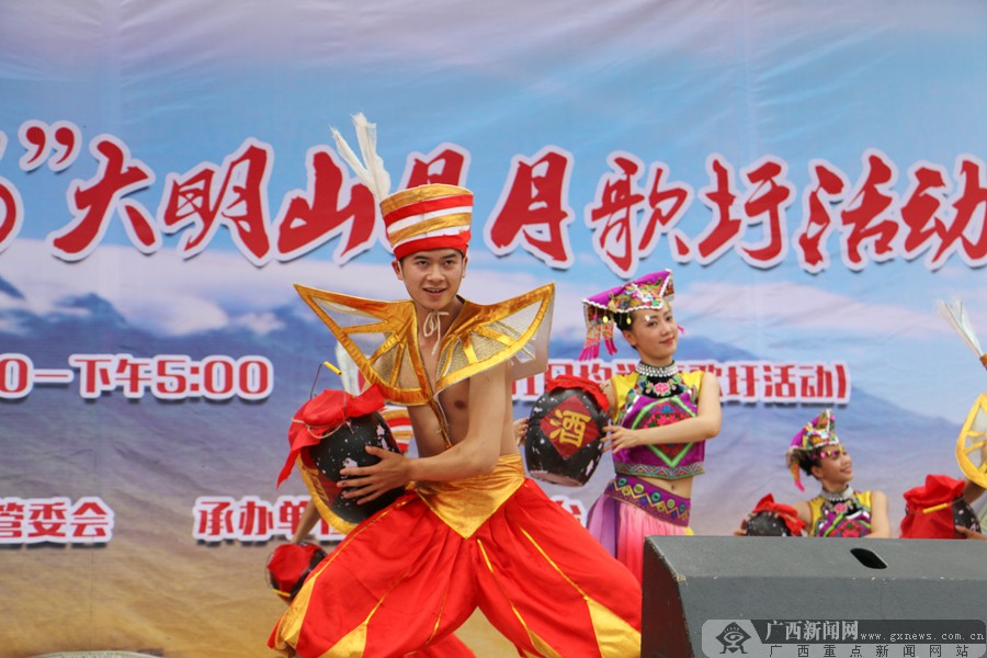 壮族敬酒歌为开幕式划上句号,却拉开了月月歌圩的序幕.