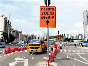 地铁围挡施工 南宁东葛长湖路口"禁左"