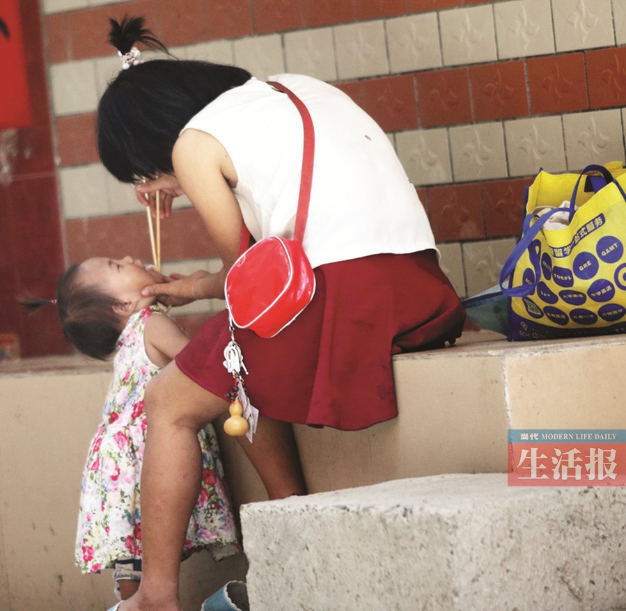 风餐露宿吃"百家饭 女童跟妈妈流浪看着让人心疼(3)