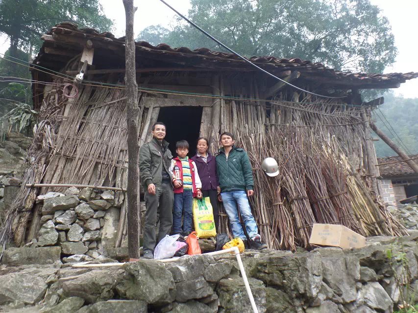 瑶山里的壮族老赛记龙邦村小学校长韦文烈