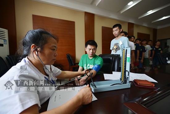 征兵体检工作,来自全县10个乡镇165名应征入伍青年将参加为期3天的