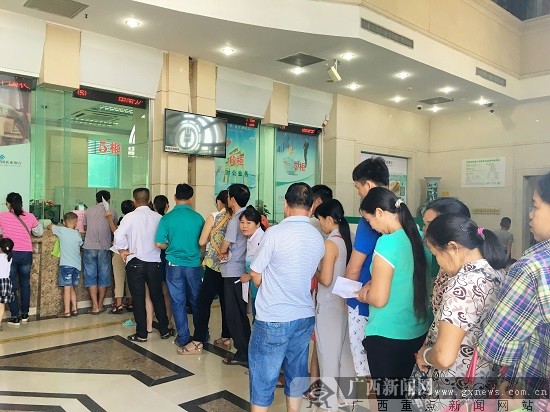 农行百色分行营业室开设交学费专窗受好评