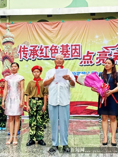 革命前辈李延年老人到校为学生们讲述抗战故事.