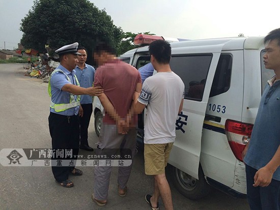 玉林交警查车时抓获一名网上逃犯(图)