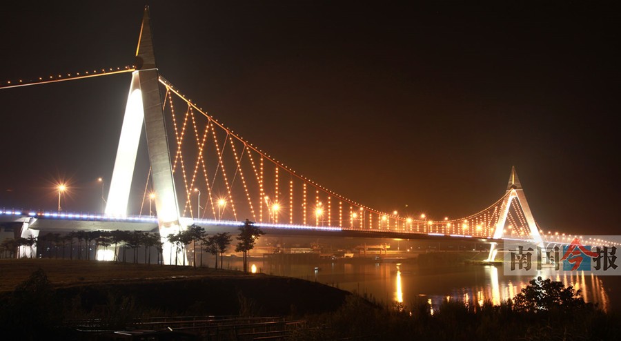 迷人的鹧鸪江大桥夜景.记者卿要林 摄