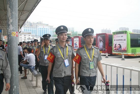 南宁组织千名保安员登地铁和公交车服务两会