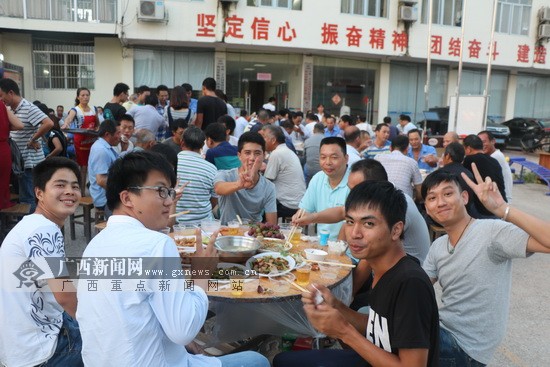 月是工地圆 南百项目工程建设者坚守施工岗位
