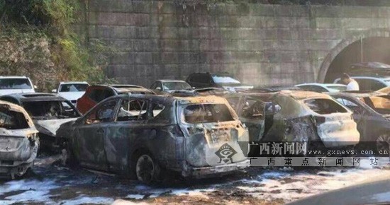 桂林阳朔一停车场发生火灾 多辆小汽车被烧损(图)